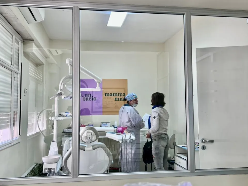 Odontóloga explicándole el tratamiento a una paciente en el consultorio