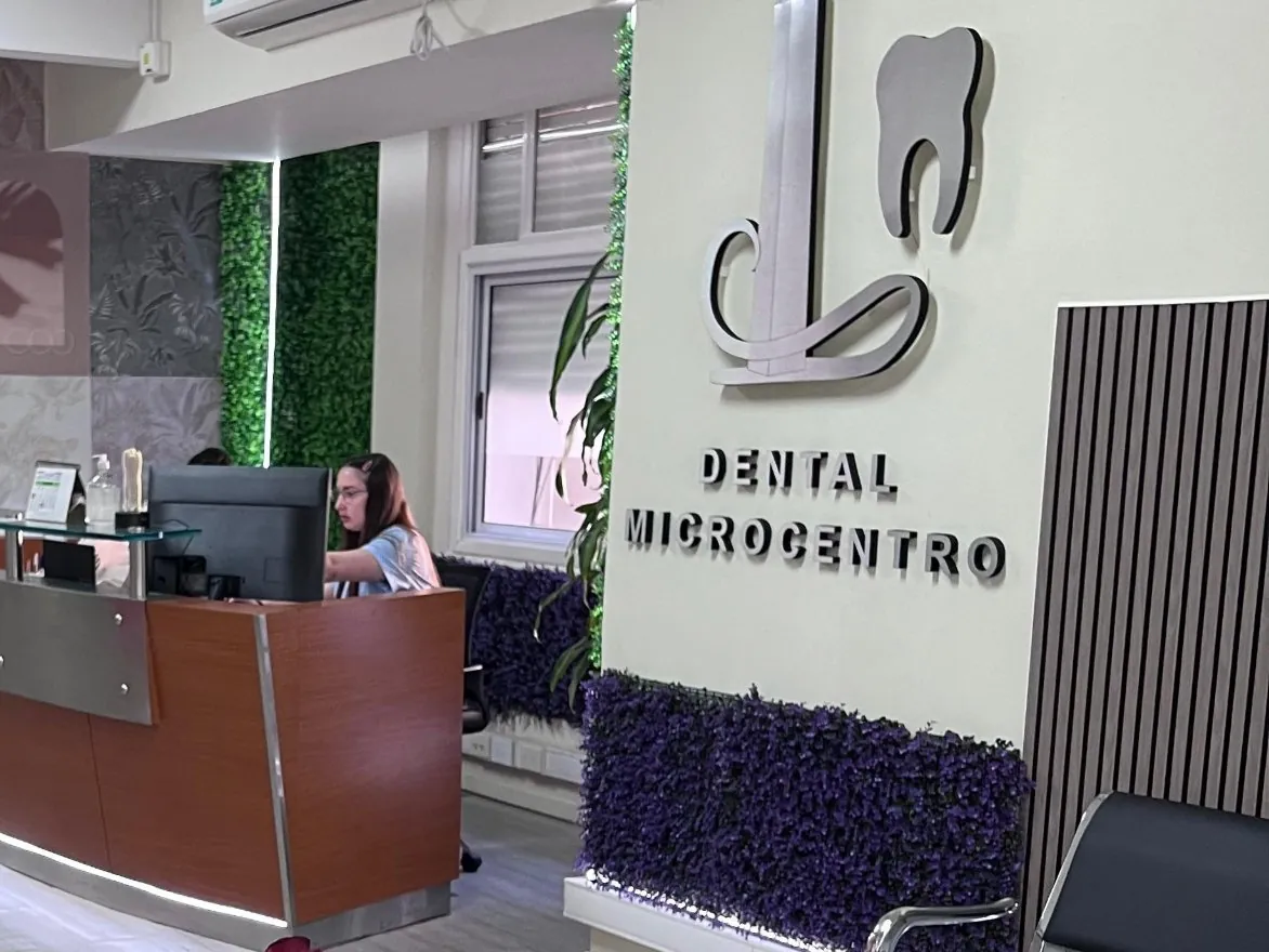 Recepción de la sede Microcentro de Dental Ciudad, en Av. Córdoba 679