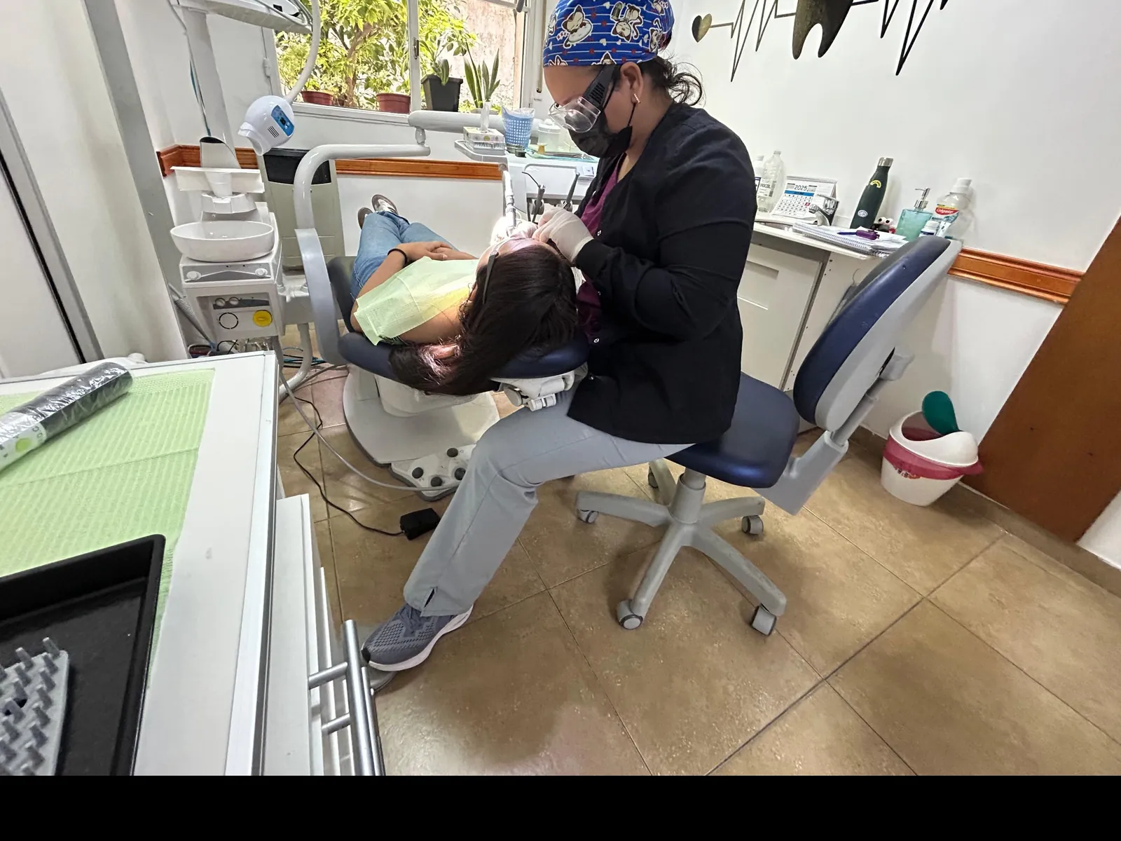 Consultorio de la sede Once de Dental Ciudad, con una odontóloga atendiendo